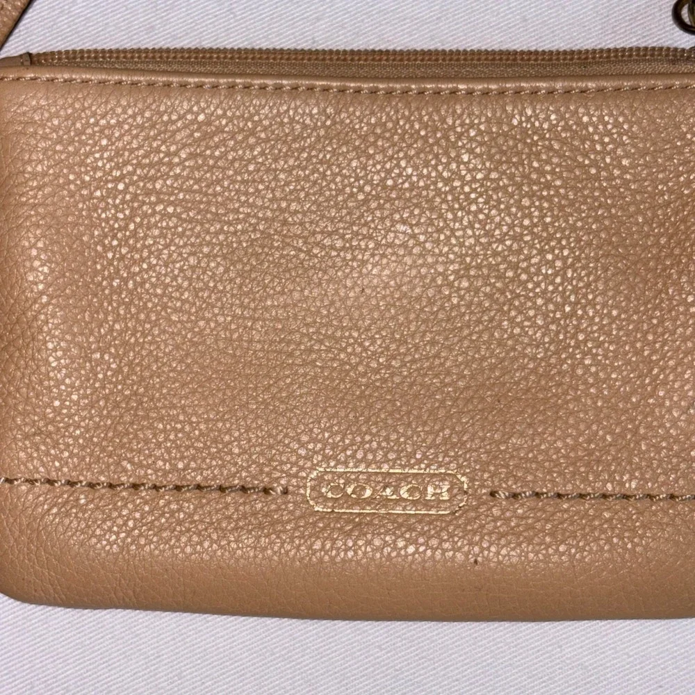 Coach Wristlet Pouch Tan Excellent Pebbled Leather Gold Logo Zip Top Small